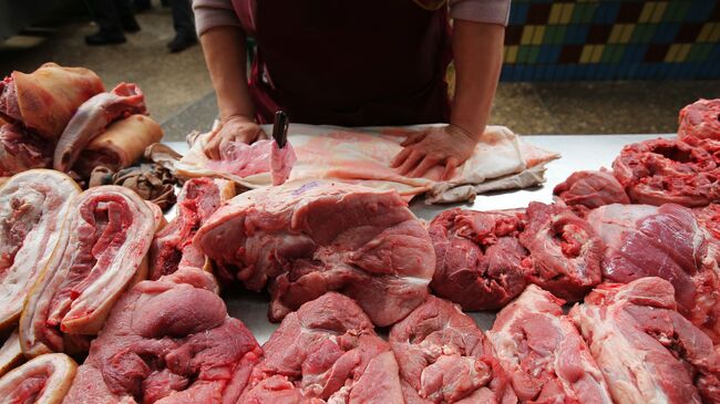 Продажа мяса на продовольственном рынке в Киеве