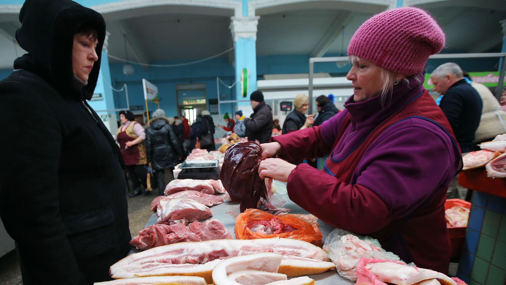 Покупательница выбирает мясо на продовольственном рынке в Киеве - РИА Новости, 1920, 07.03.2022