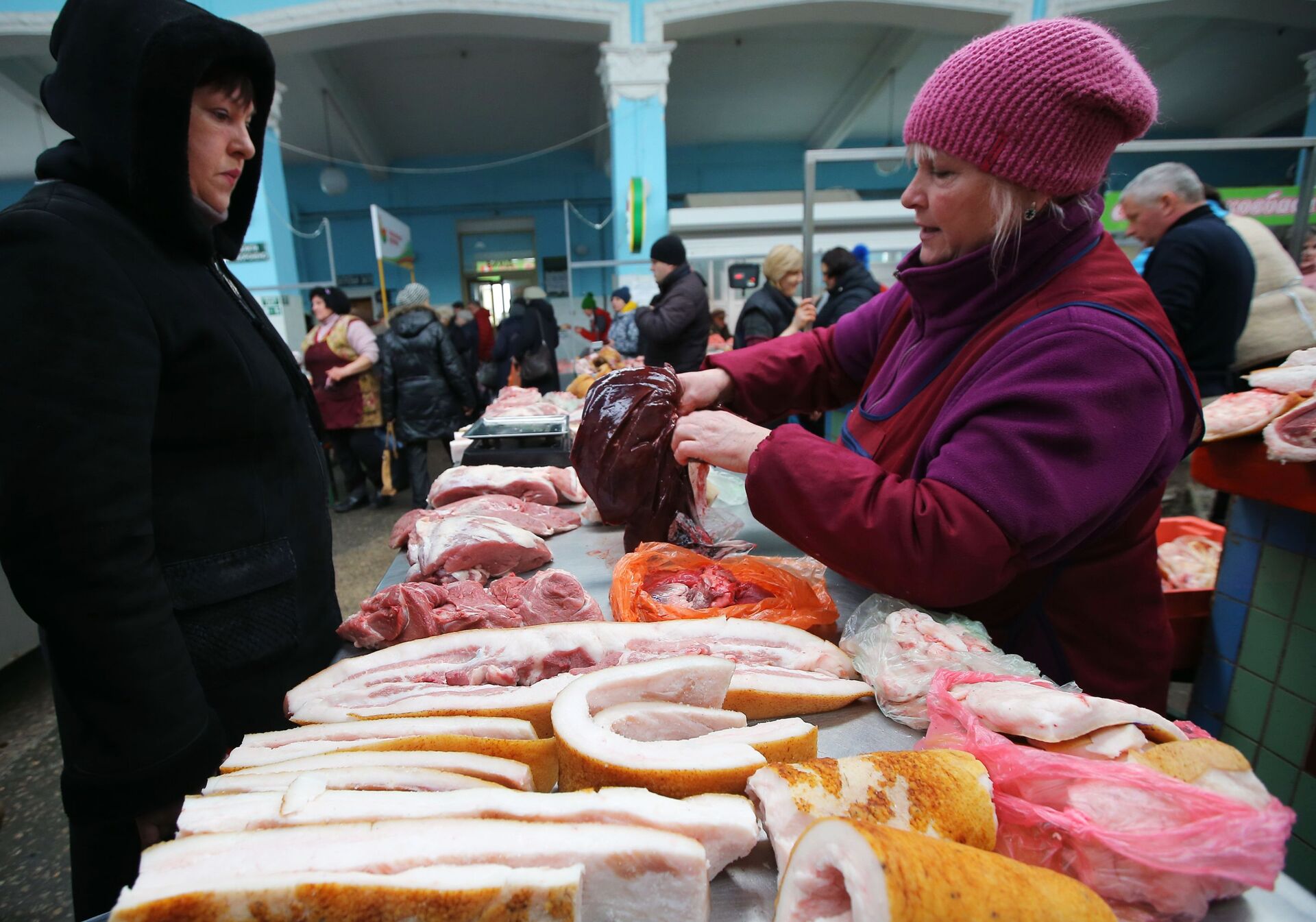 Покупательница выбирает мясо на продовольственном рынке в Киеве - РИА Новости, 1920, 23.11.2021