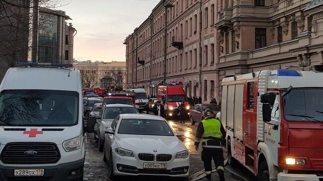 Службы безопасности на месте обрушения перекрытий с пятого по второй этажи в пятиэтажном здании в Санкт-Петербурге. 16 февраля 2019 