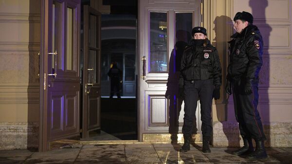 Сотрудники полиции у дома № 9 на улице Ломоносова в Санкт-Петербурге. 16 февраля 2019