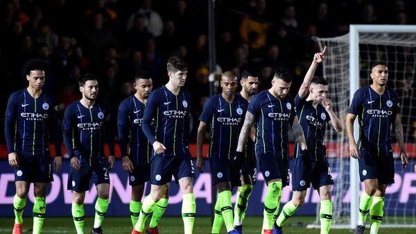 Футболисты Манчестер Сити радуются забитому мячу Филипа Фодена в ворота Ньюпорта