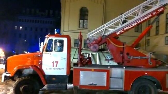 Пожарная машина у дома № 9 на улице Ломоносова в Санкт-Петербурге. 16 февраля 2019