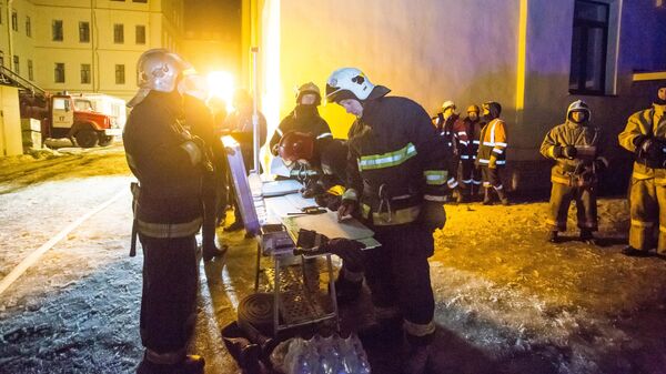 Сотрудники спасательной службы МЧС РФ у дома № 9 на улице Ломоносова в Санкт-Петербурге. 16 февраля 2019 