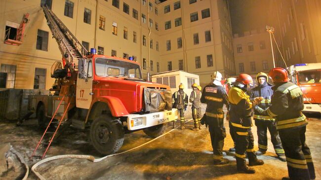 Сотрудники спасательной службы МЧС РФ у дома № 9 на улице Ломоносова в Санкт-Петербурге. 16 февраля 2019 