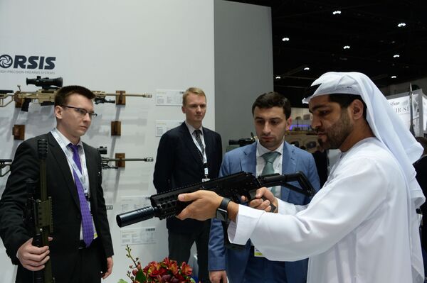 Посетитель осматривает малогабаритный автомат Р-18 российской оружейной компании Орсис (Orsis) на международной выставке вооружений IDEX-2019 в Абу-Даби