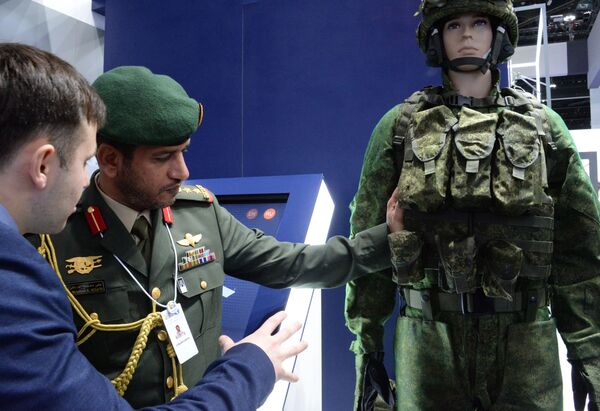 Посетитель осматривает комплект российской экипировки Ратник на международной выставке вооружений IDEX-2019 в Абу-Даби
