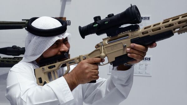 Посетитель осматривает снайперскую винтовку T-5000 российской оружейной компании Орсис (Orsis) на международной выставке вооружений IDEX-2019 в Абу-Даби