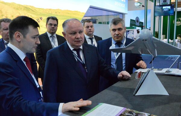 Генеральный директор АО Рособоронэкспорт Александр Михеев (в центре) осматривает беспилотник-камикадзе KYB, произведенный концерном Калашников