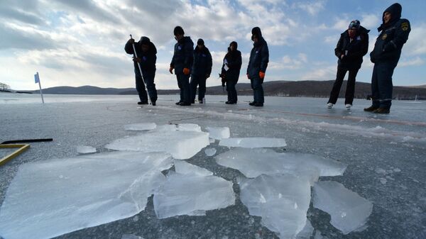 Студенты международной Ледовой школы ДВФУ во время практических занятий в бухте Новик на острове Русский
