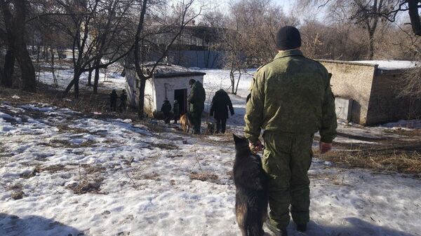 Сотрудники правоохранительных органов на месте взрыва в Донецке. 18 февраля 2019