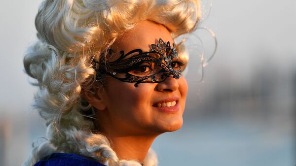 Девушка в маске в день открытия Венецианского карнавала