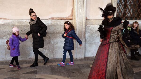 Люди на площади Сан-Марко в день открытия Венецианского карнавала