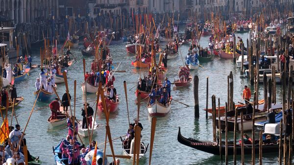 Парад, посвященный началу карнавального сезона в Венеции