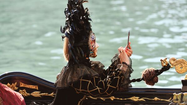 Женщина в карнавальном костюме в день открытия Венецианского карнавала