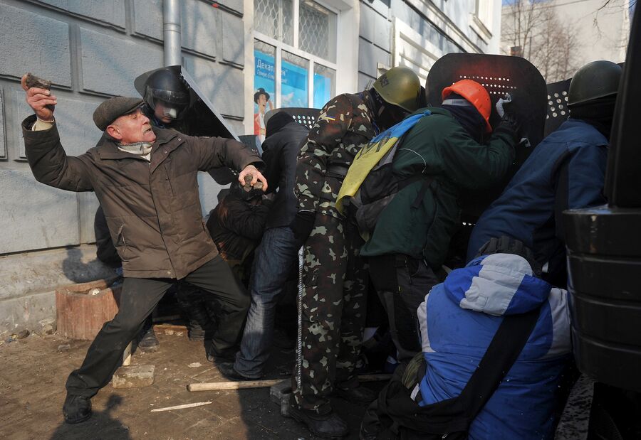 Сторонники оппозиции во время столкновений с сотрудниками милиции в центре Киева