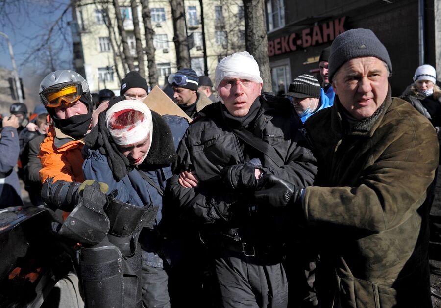 Сотрудники милиции, пострадавшие во время столкновений со сторонниками оппозиции в центре Киева