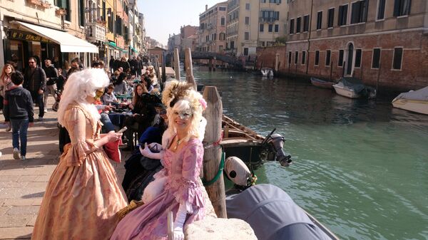 Женщины в карнавальных костюмах в день открытия Венецианского карнавала