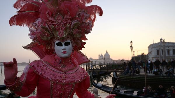 Человек в карнавальном костюме в день открытия Венецианского карнавала