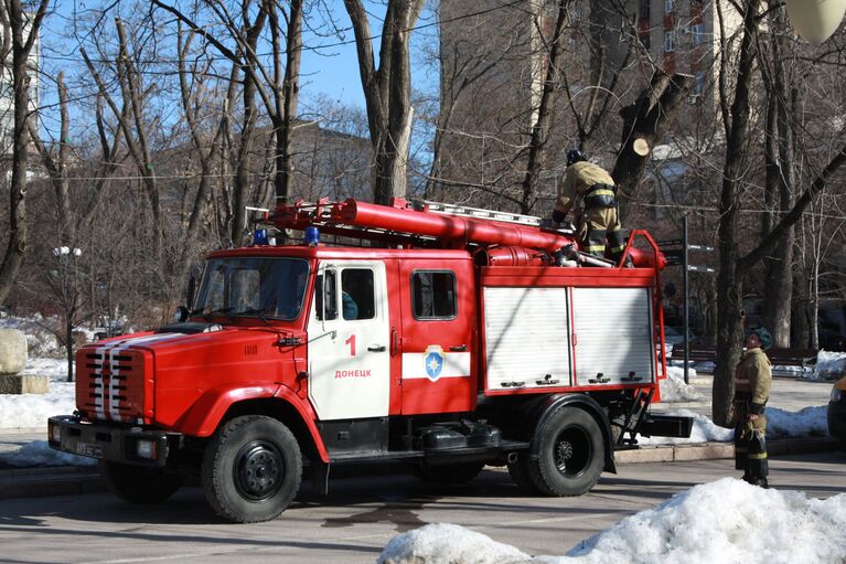 Сотрудники противопожарной службы ДНР в центре Донецка, где прогремели три взрыва. 18 февраля 2019 Сотрудники противопожарной службы ДНР в центре Донецка, где прогремели три взрыва. 18 февраля 2019