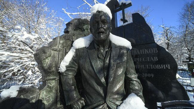 Памятник Вячеславу Иванкову, известному как Япончик, на Ваганьковском кладбище