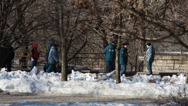 Сотрудники правоохранительных органов и МСЧ ДНР на месте взрыва недалеко от гостиницы Парк Инн в Донецке