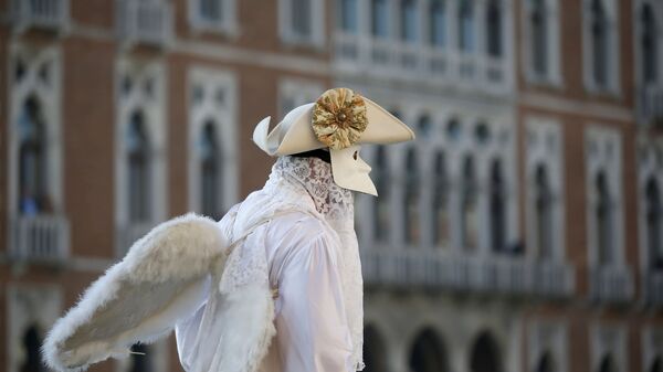 Мужчина в карнавальном костюме в день открытия Венецианского карнавала