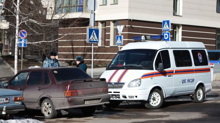 Сотрудники правоохранительных органов и МСЧ ДНР в центре Донецка, где прогремели три взрыва 