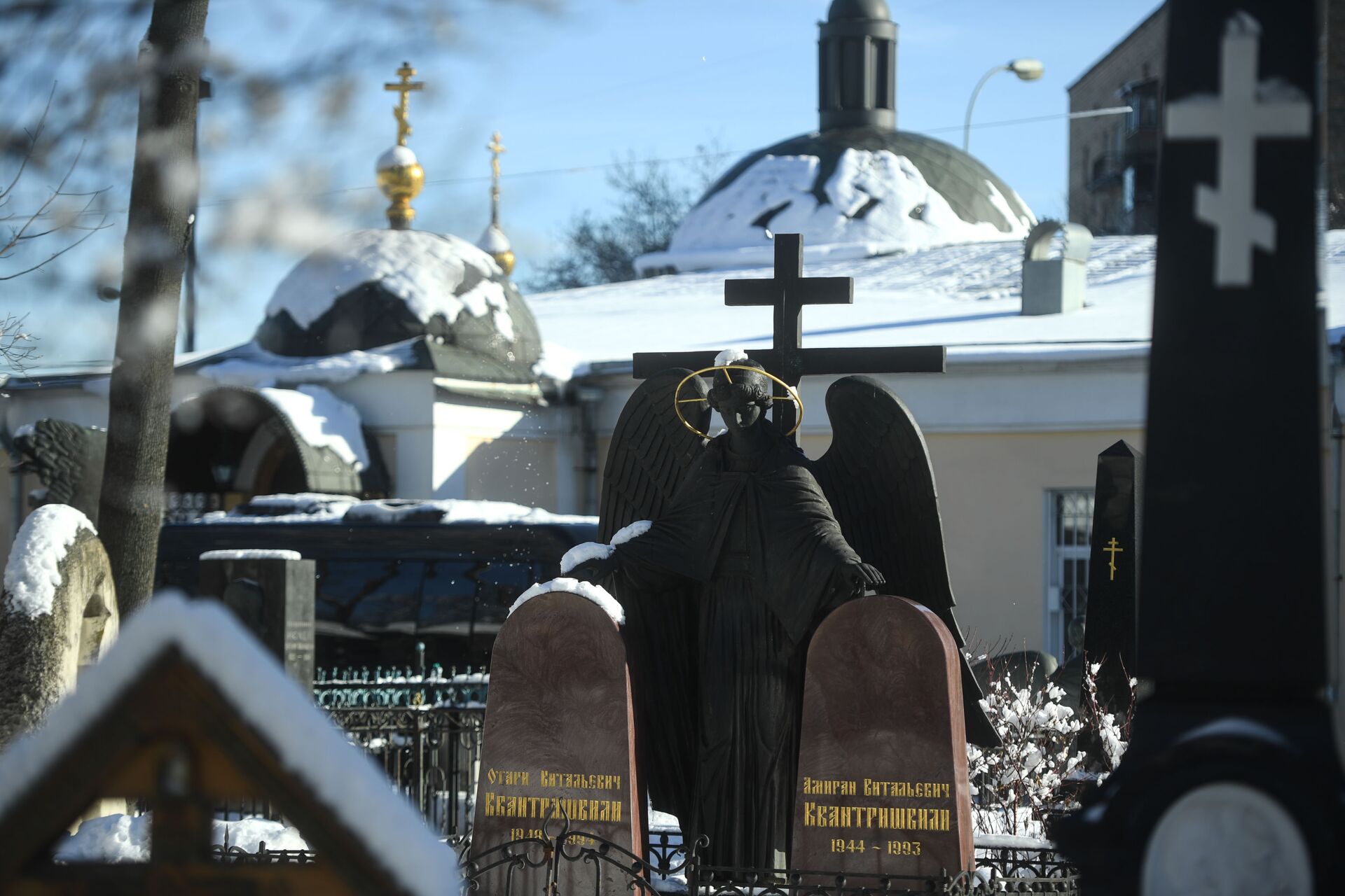 Надгробие на могилах Отари и Амирана Квантришвили Надгробие на могилах Отари и Амирана Квантришвили - РИА Новости, 1920, 19.11.2025