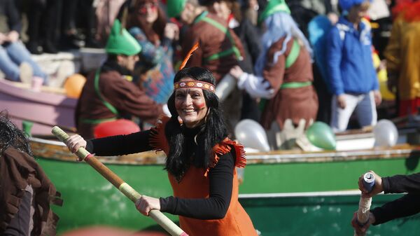 Девушка во время парада, посвященного началу карнавального сезона в Венеции