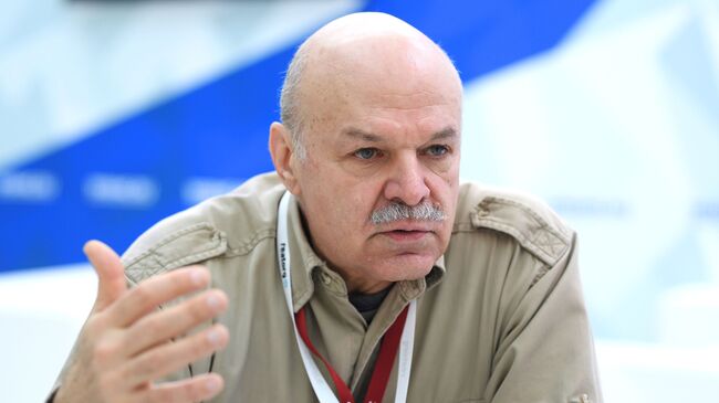 Сыровар Владимир Борев на стенде МИА Россия сегодня на Российском инвестиционном форуме в Сочи