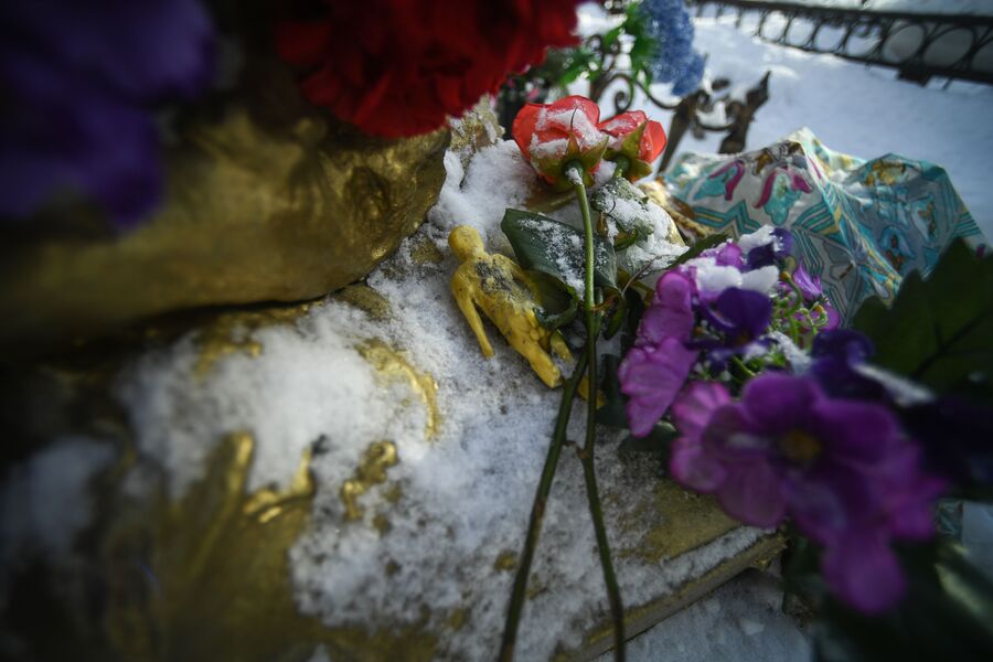 Цветы у памятника Соньке Золотой Ручке (Софье Блювштейн) 