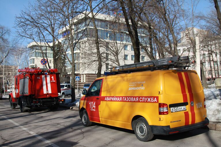 Сотрудники противопожарной службы ДНР в центре Донецка, где прогремели три взрыва. 18 февраля 2019 Сотрудники противопожарной службы ДНР в центре Донецка, где прогремели три взрыва. 18 февраля 2019