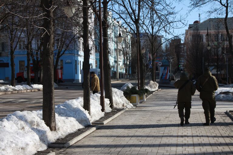Военнослужащие ДНР патрулируют в центре Донецка, где прогремели три взрыва. 18 февраля 2019 Военнослужащие ДНР патрулируют в центре Донецка, где прогремели три взрыва. 18 февраля 2019