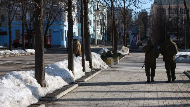 Военнослужащие ДНР патрулируют в центре Донецка