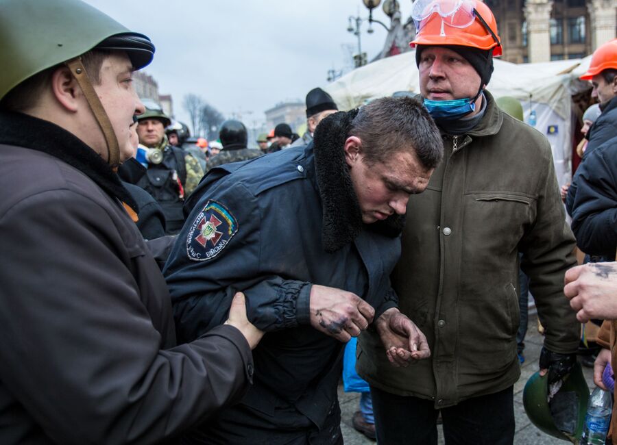 Сторонники оппозиции ведут сотрудника внутренних войск на площади Независимости в Киеве