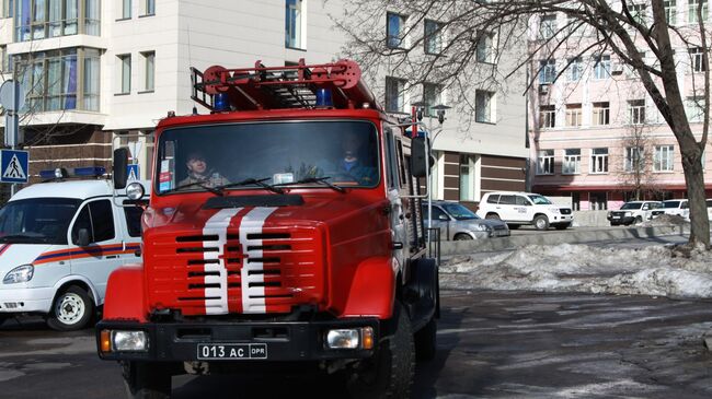 Сотрудники противопожарной службы ДНР в центре Донецка, где прогремели три взрыва. 18 февраля 2019