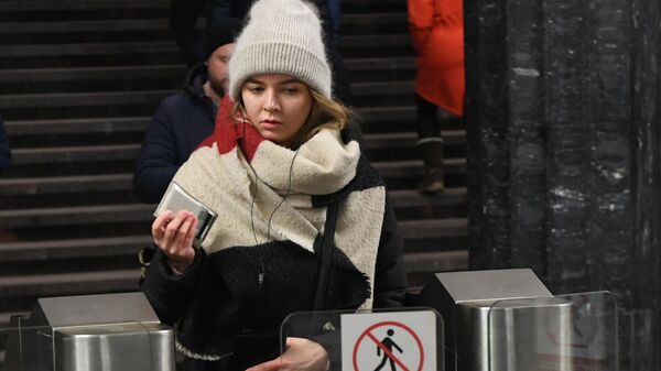 Девушка проходит через турникет на станции Курская московского метро