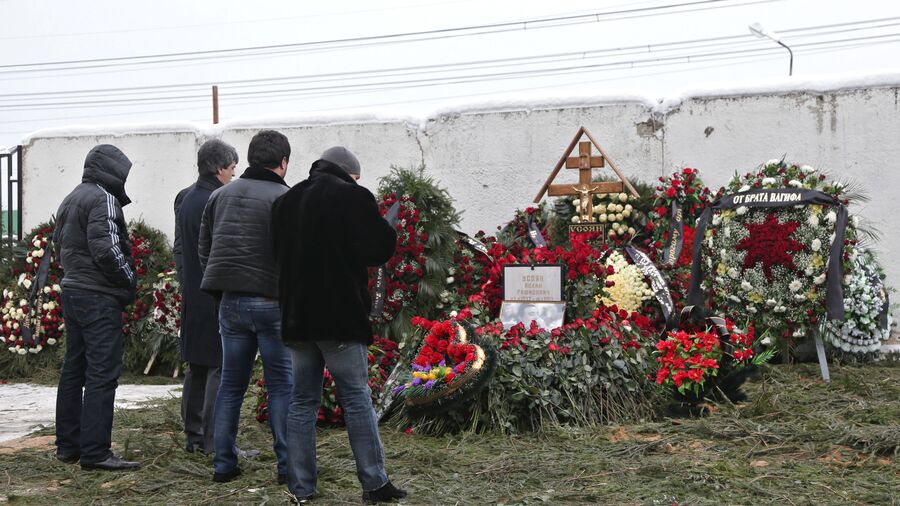Люди у могилы криминального авторитета Аслана Усояна на Хованском кладбище. 