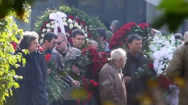 Гроб с телом Вячеслава Иванькова (Япончика) несут к месту захоронения на Ваганьковском кладбище в Москве