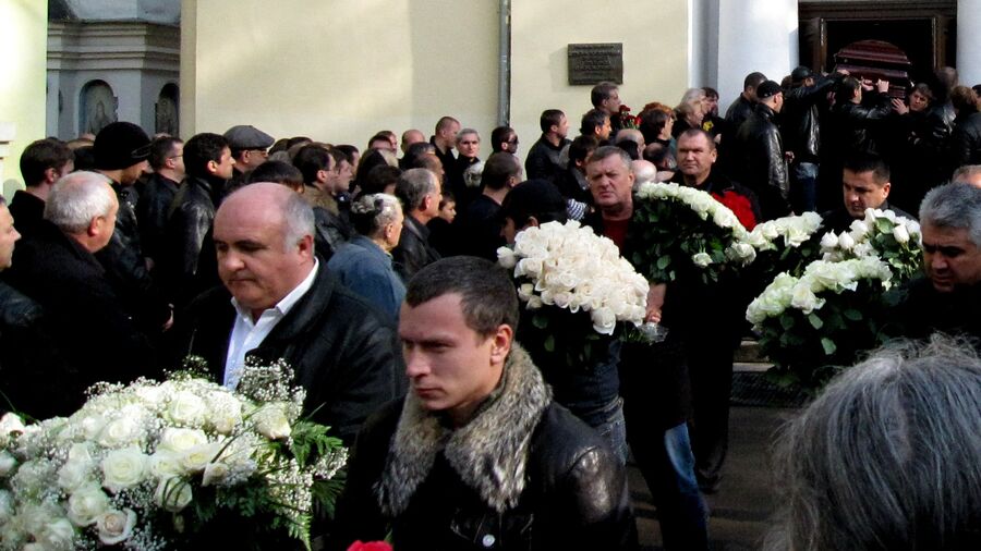 Гроб с телом Вячеслава Иванькова (Япончика) несут к месту захоронения на Ваганьковском кладбище в Москве. 2009 год 