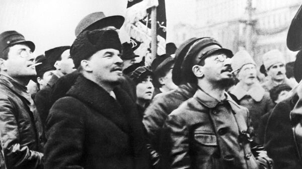 Владимир Ильич Ленин (справа) и Яков Михайлович Свердлов осматривают временный памятник К. Марксу и Ф. Энгельсу на Воскресенской площади (ныне площадь Революции)