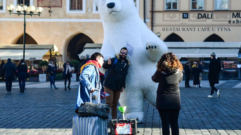 Туристы на Староместской площади в Праге