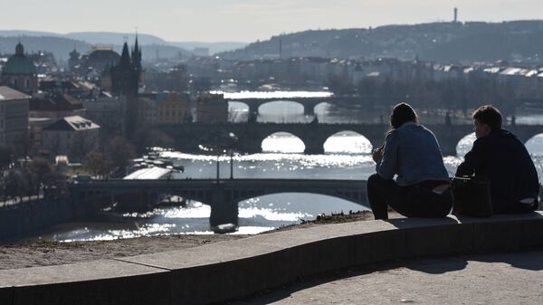 Молодые люди любуются видом Праги