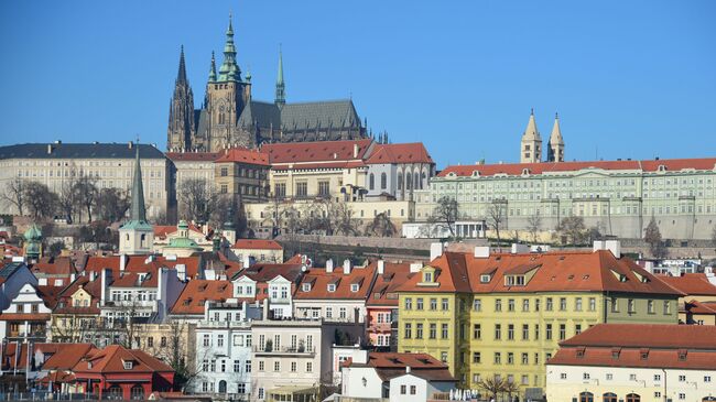 Вид на Пражский Град и собор Святого Вита от реки Влтава в Праге