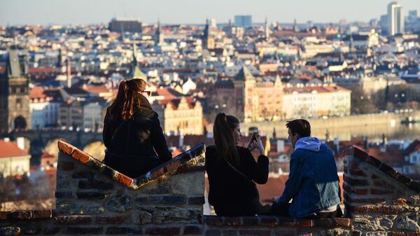 Молодые люди любуются видом Праги