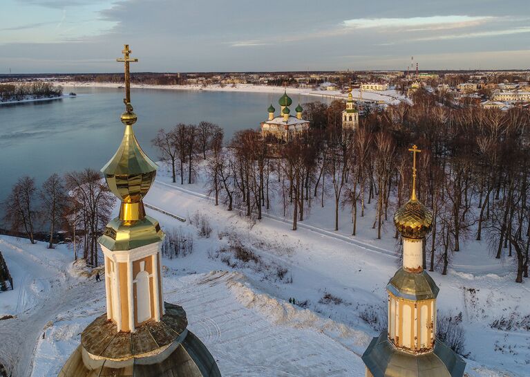 Купола церкви Казанской Богоматери и Спасо-Преображенский собор (в центре на втором плане) в Угличе