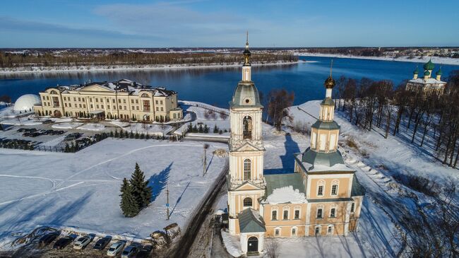 Церковь Казанской Богоматери и гостиница Волжская Ривьера (слева) в Угличе