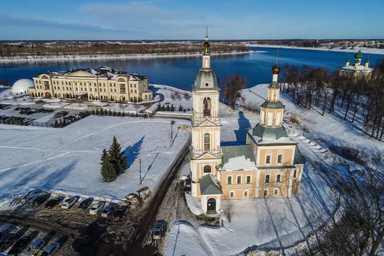 Церковь Казанской Богоматери и гостиница Волжская Ривьера (слева) в Угличе