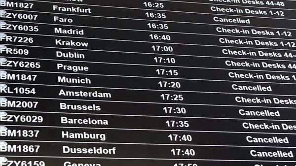 Табло вылета, показывающее отмененные рейсы, в аэропорту Бристоля